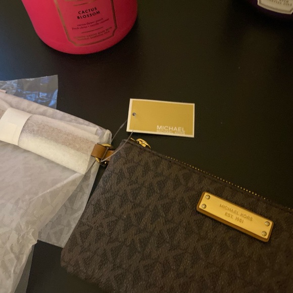 Michael Kors Jet Set Medium Wristlet Brown - Picture 5 of 7